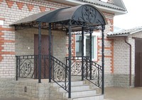 Козырьки металлические над входом или балконом