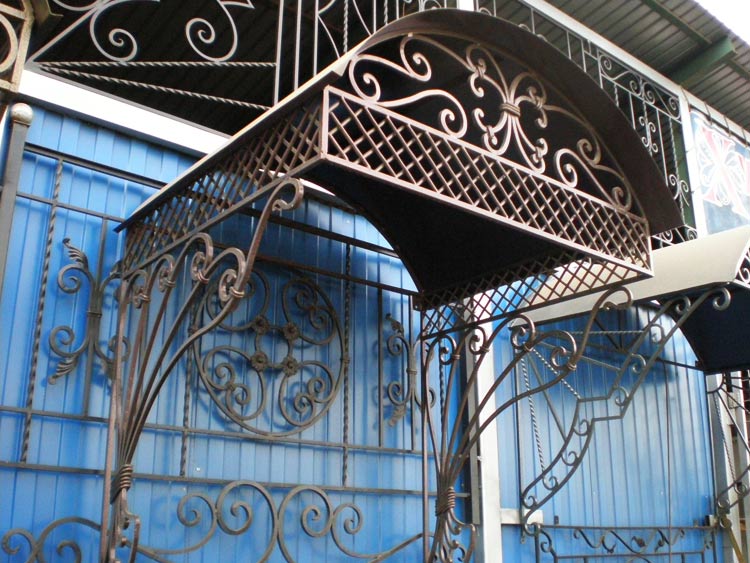 Козырьки металлические над входом или балконом