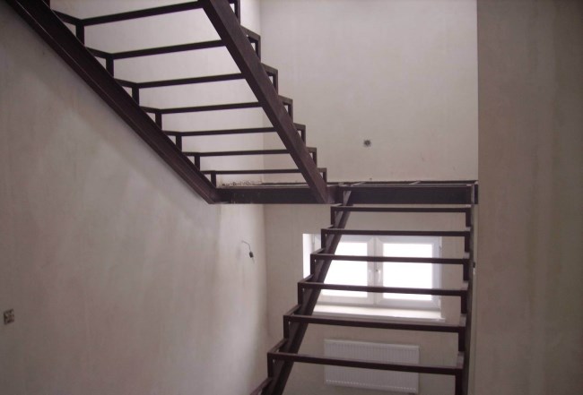лестница на второй этаж частного дома