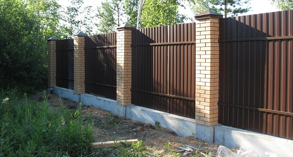 Забор из профнастила, строительство заборов с использованием проф листа