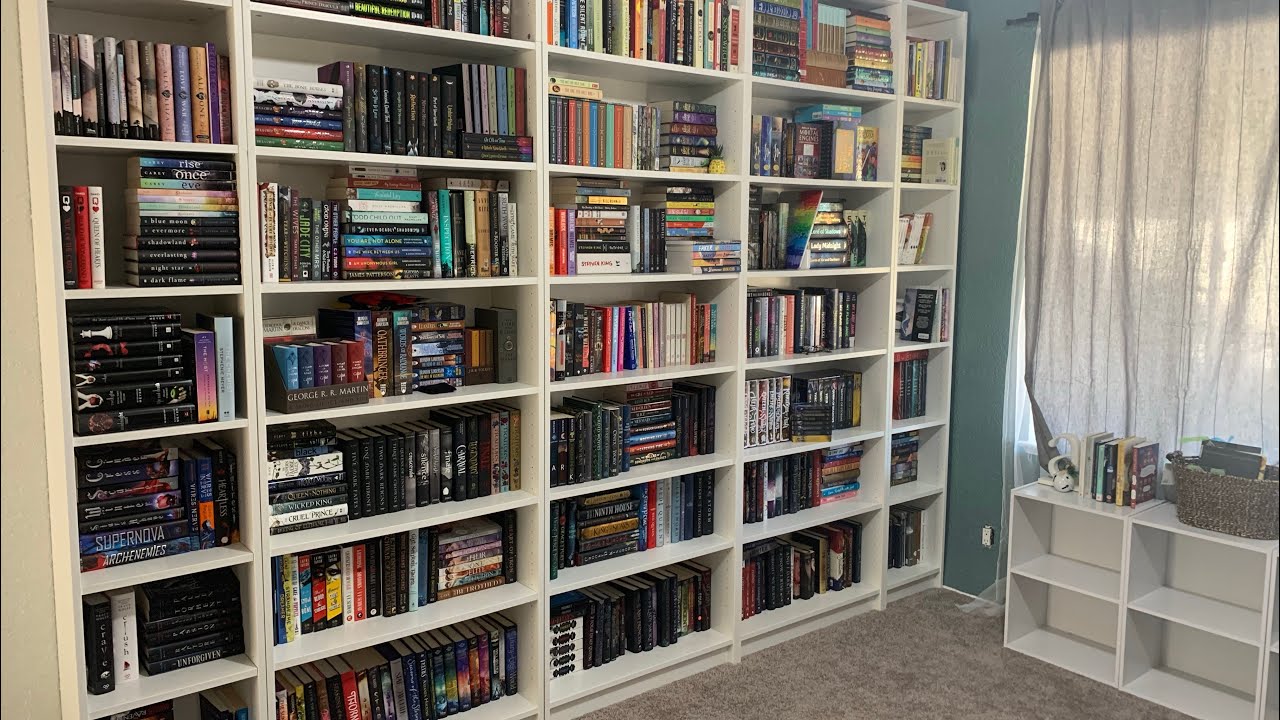Комната с книжным шкафом