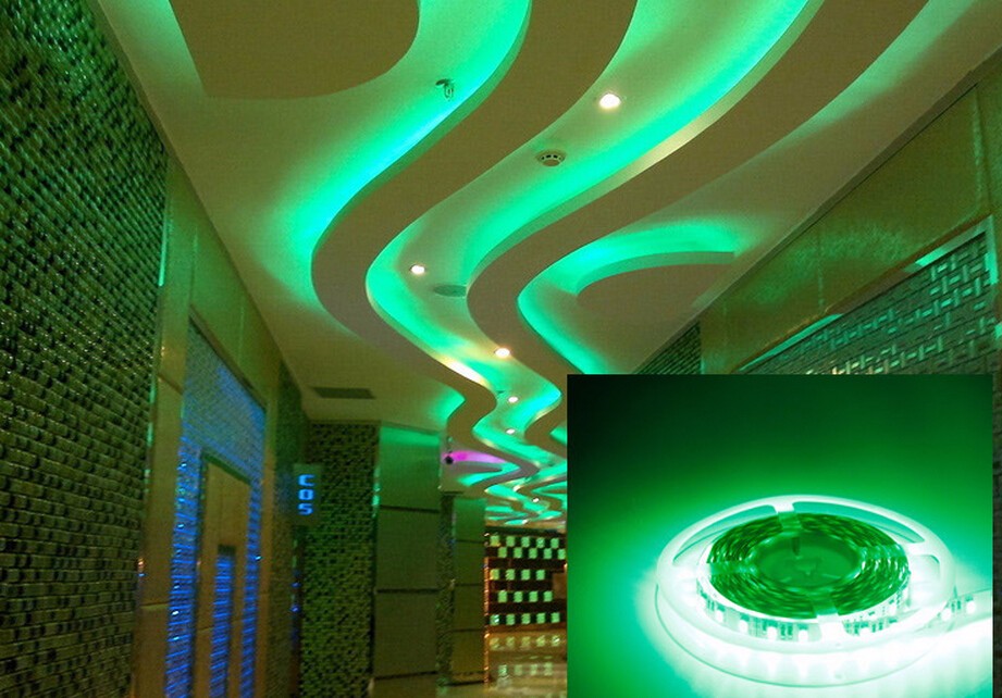 Светодиодная лента зеленая в комнате
