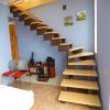 Лестница в частном доме. Лестница на металлокаркасе. Металлические косоуры лестницы изготовлены из профильной трубя сечения 180х100х4мм. Ступени лестницы выполнены из полированного дерева лиственницы