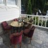 Красивый столик в кафе на Черноморском побережье. Вкуснейший крепкий кофе скоро будет приготовлен.