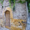Дверь в старой стене. Древние постройки.