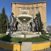 Даже не глобус. Сам земной шар в руках у меньших братьев.